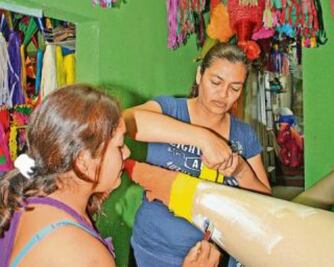 Llenan de colorido la época navideña