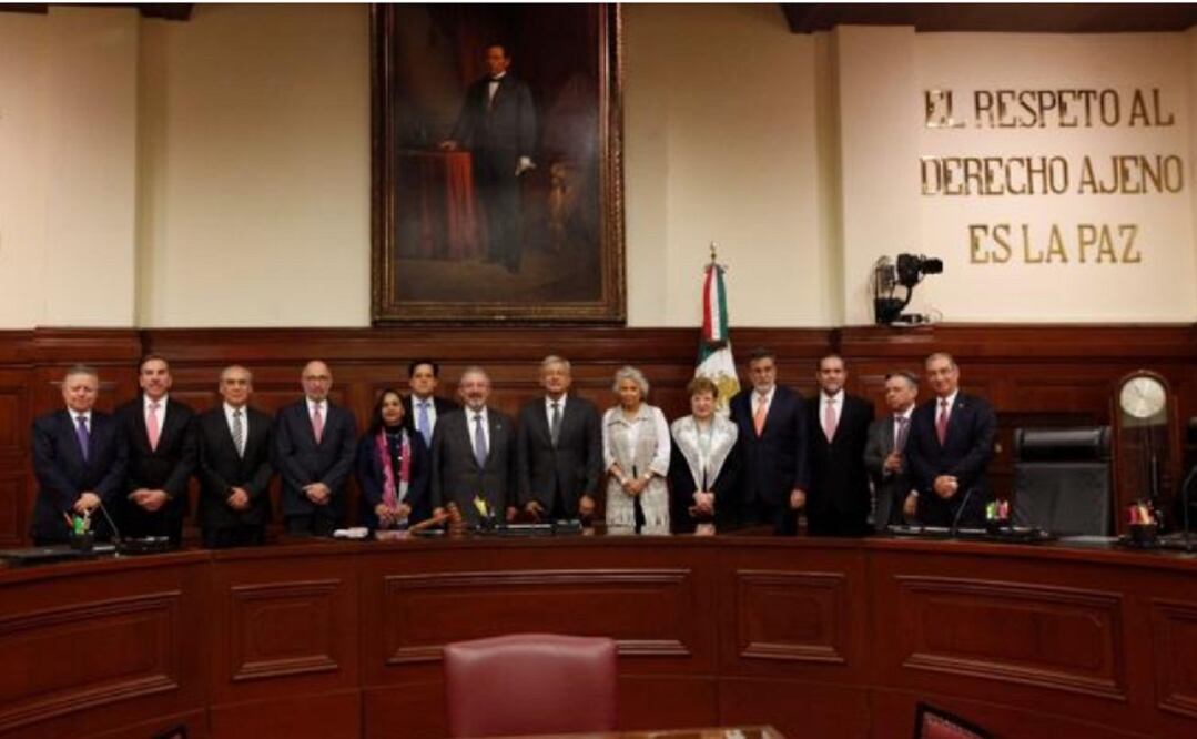 El presidente electo, Andrés Manuel López Obrador con ministros de la SCJN. Foto: Especial