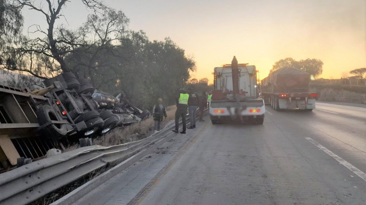 Volcadura de tráiler mantiene detenido el tráfico en la autopista México-Querétaro 