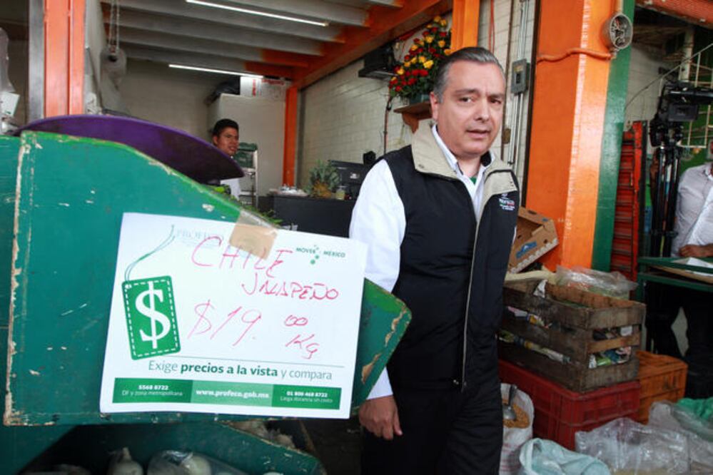 En gira por Querétaro, el titular de la Procuraduría Federal del Consumidor, Rafael Ochoa Morales, recorrió la central de abastos para supervisar las actividadescomerciales y el comportamiento de precios e instrumentos de medición. (CÉSAR GÓMEZ. EL UNIVE)