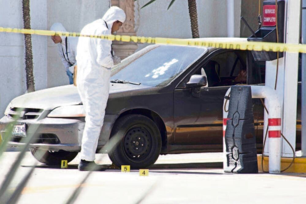 Los agresores ultimaron al oficial, quien estaba franco, alrededor de las 11:00 horas, cuando llegó a la gasolinera a bordo de un automóvil con placas del Estado de México (OBTURE PRESS)