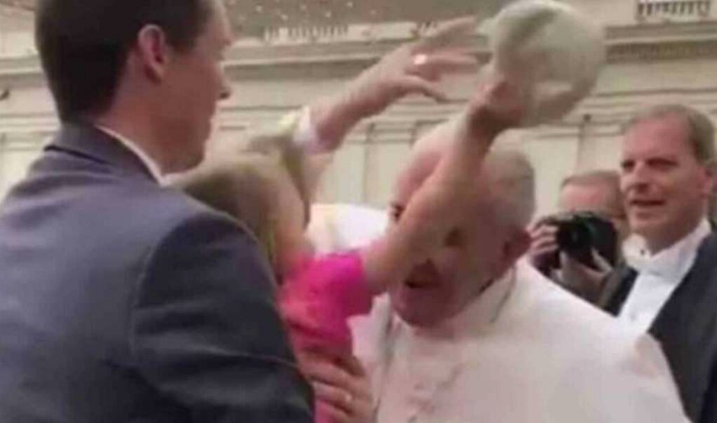 VIDEO: Niña le quita el solideo al papa Francisco en Plaza de San Pedro