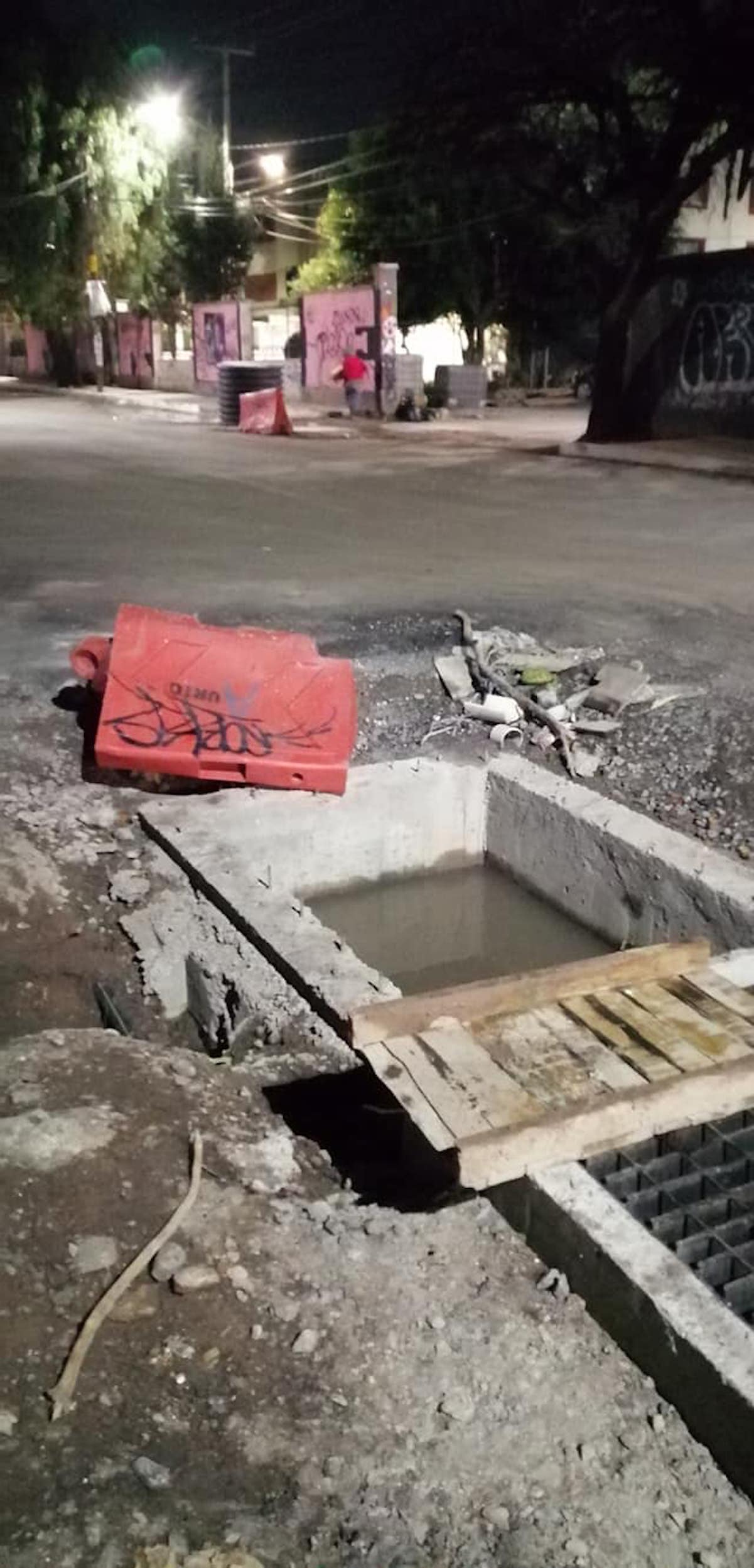 "La obra estaba bien señalizada", dicen autoridades sobre muerte de ciclista que cayó en una alcantarilla