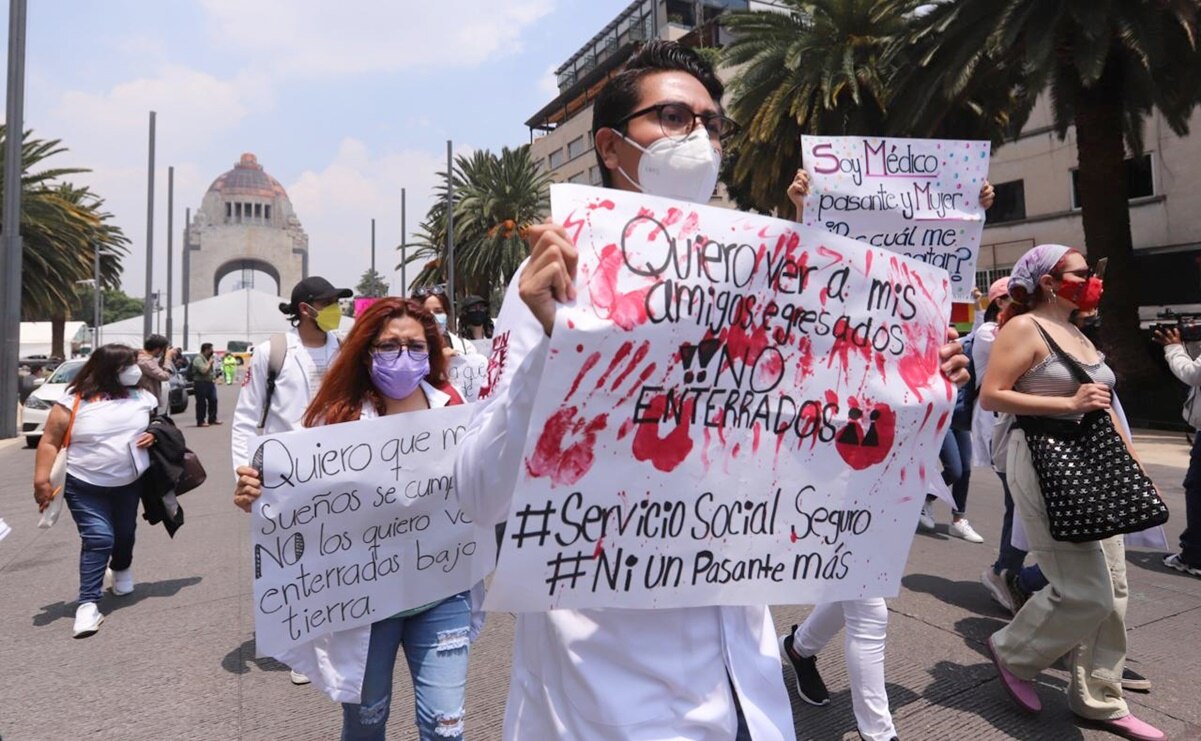 Estudiantes de medicina marchan al Zócalo en exigencia de seguridad: “Mi familia espera un egresado, no un cadáver”