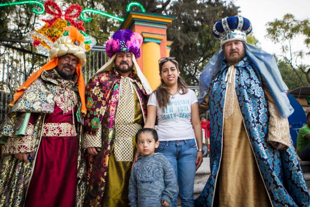 Los hermanos señalan que es una experiencia única que no representa ningún lucro para ellos; este año las túnicas de los Reyes Magos fueron elaboradas por algunas mujeres que se encuentran en el Reclusorio Femenil. (DEMIAN CHÁVEZ. EL UNIVERSAL)