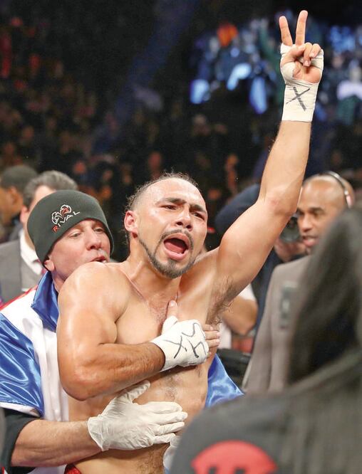 Thurman salió con la mano en alto, en Nueva York (AL BELLO. AFP)