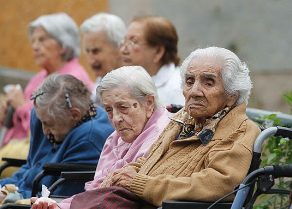 Por temporada de frío, reciben atención adultos mayores