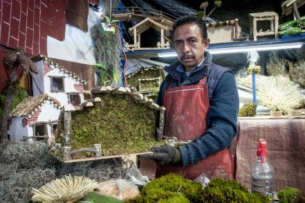 #NuestrasHistorias. Don Juan transforma la madera  y otros materiales en “belenes”