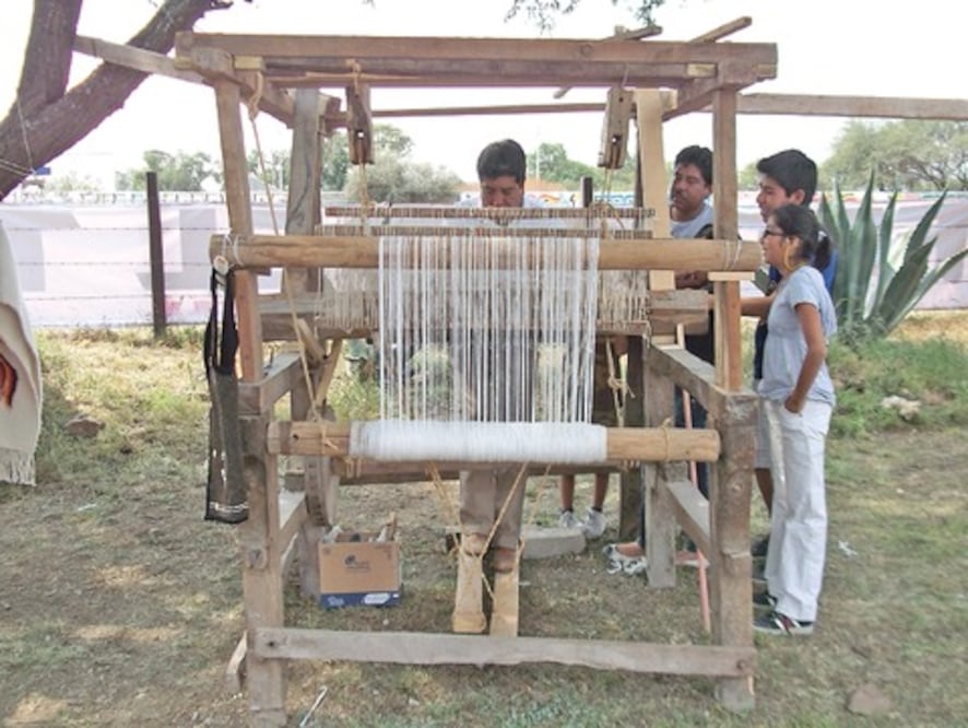 Artesanos muestran magia con telar de pedal 