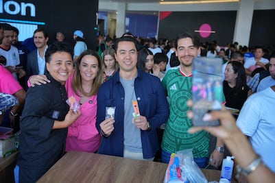 Participa el alcalde de Querétaro, Felifer Macías, en el intercambio de estampas de la Copa del Mundo 2026