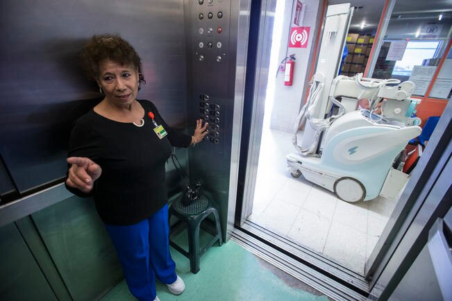 Elia formó parte del área de intendencia, actividad en la que se encargaba de jalar los carritos de la ropa o las camillas, pero solicitó su cambio por un problema de salud en su columna vertebral y desde entonces se desempeña como elevadorista (DEMIAN C)