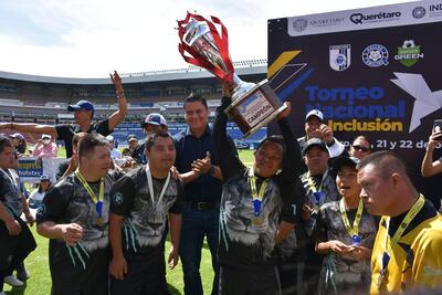 Los Gallos Smiling son de bronce