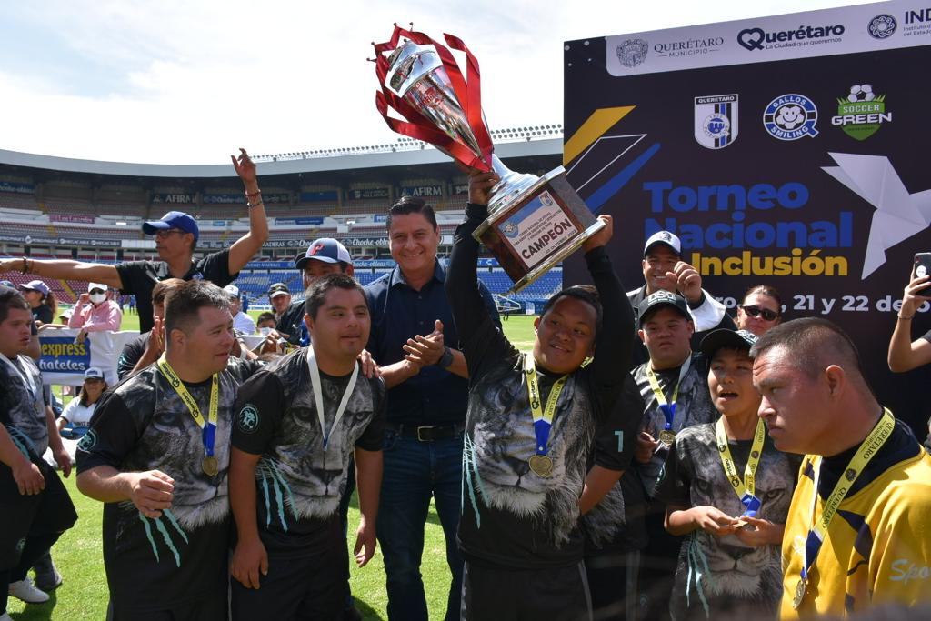 Los Gallos Smiling son de bronce