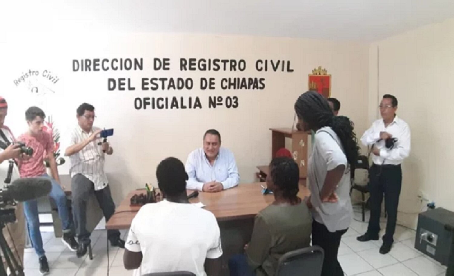 Migrante africana registra a su hijo como “Andrés Manuel López Obrador”