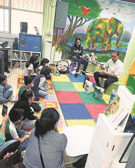 Janssen busca transmitir alegría con sus libros