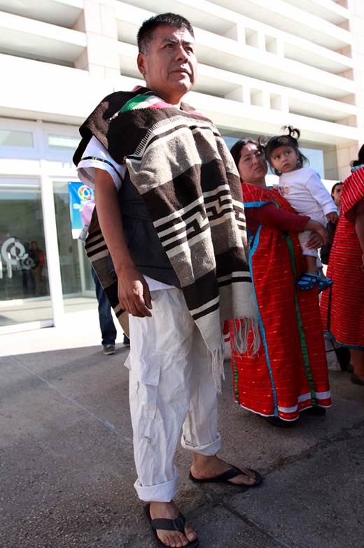 Ofrecen apoyo a artesanos triquis