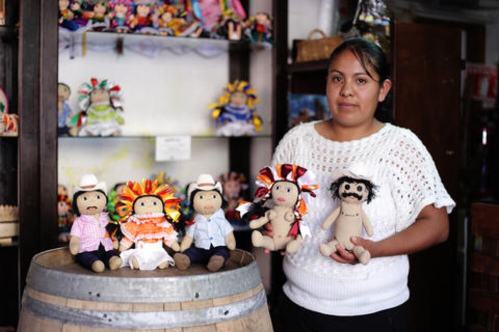 Tradición. Promueven muñecas otomíes sexuadas