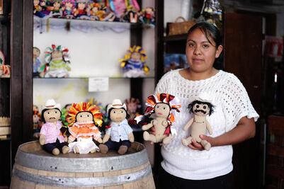 Tradición. Promueven muñecas otomíes sexuadas