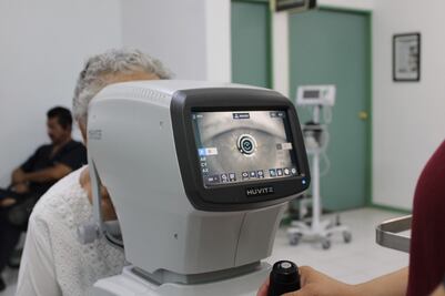 En una jornada, IMSS opera de cataratas a 100 personas 