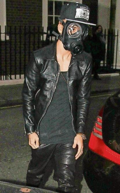Bieber se divierte con su máscara