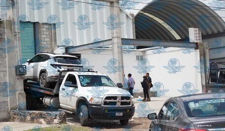 Catean cuatro bodegas en El Marqués; hallan tractocamiones robados, mercancía ilegal y sustancias peligrosas