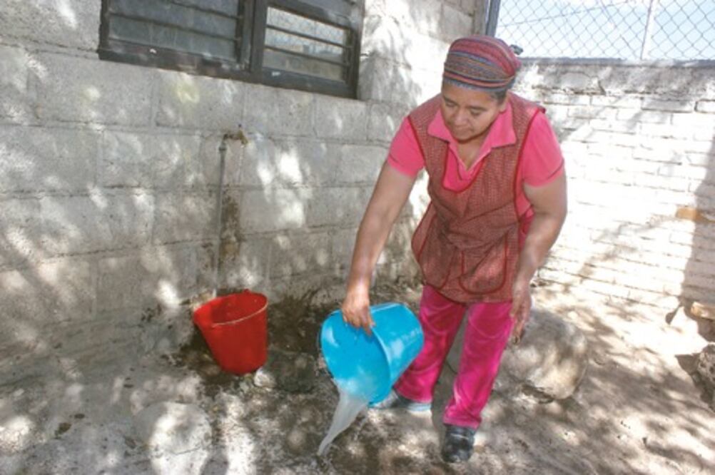 Restringen servicio de agua a morosos