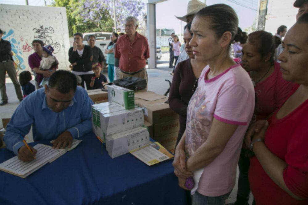Entregan focos ahorradores en Corregidora 