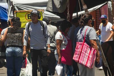 Ni el cubrebocas, ni la "sana distancia"; queretanos ignoran medidas contra el Covid-19