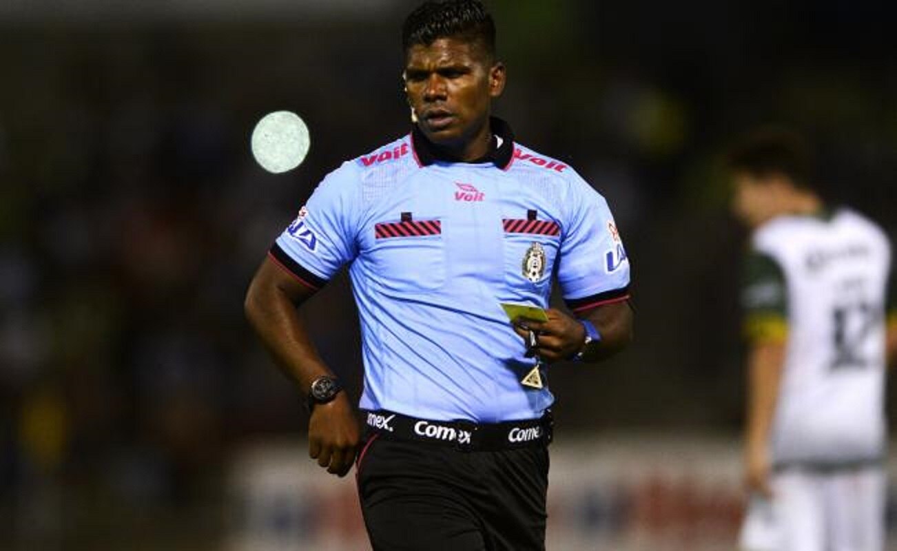 "Me dijeron pin..negro"; denuncia árbitro que fue despedido por su color de piel