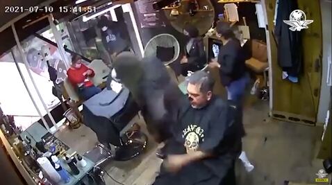 Detienen a menor que habría participado en violento asalto a barbería de Toluca