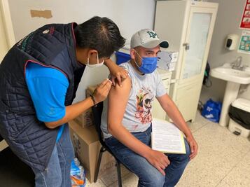 Analizan la posibilidad de vacunar a toda la población