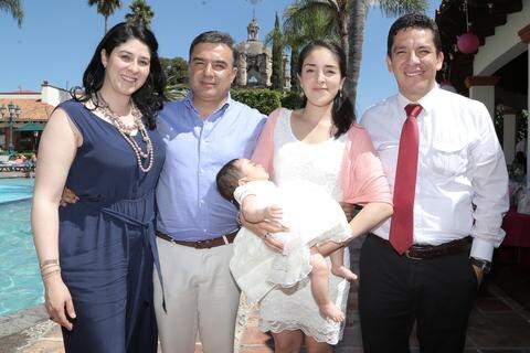 Olenka recibe el primer sacramento