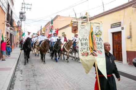 Gobernadores de Querétaro y Guanajuato encabezan cabalgata en la Independencia
