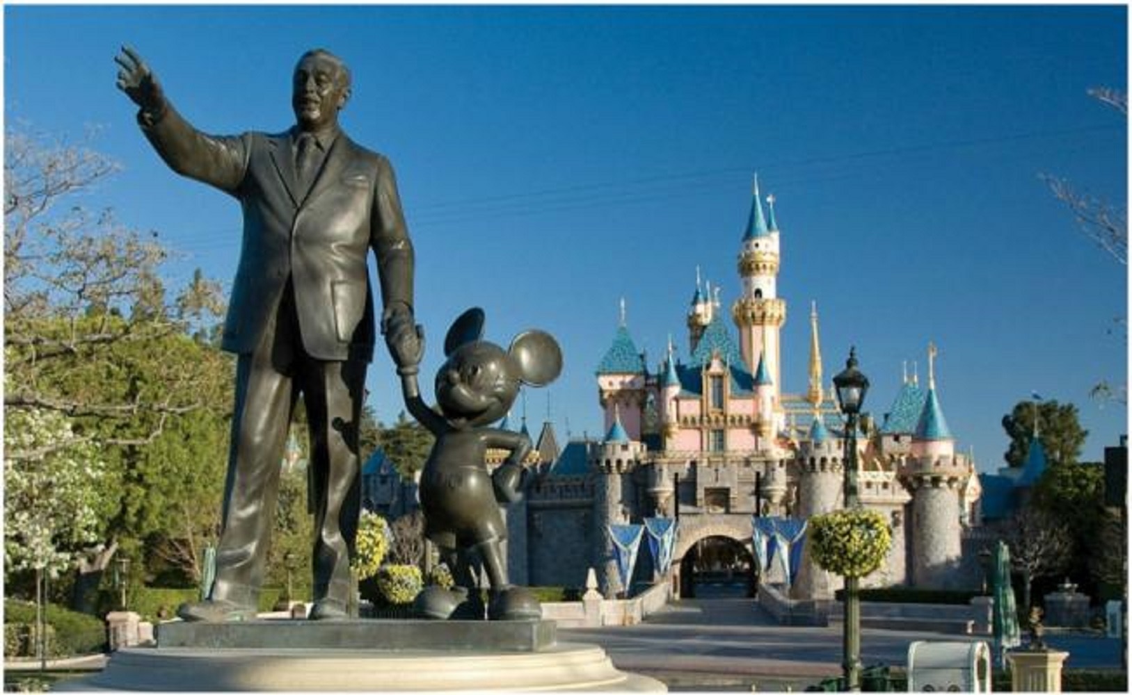Once parques de Disney en California y Florida, en EU, tendrán desde hoy imágenes de "Street View" (vista panorámica) cuando sean consultados en Google, según confirmó hoy el buscador