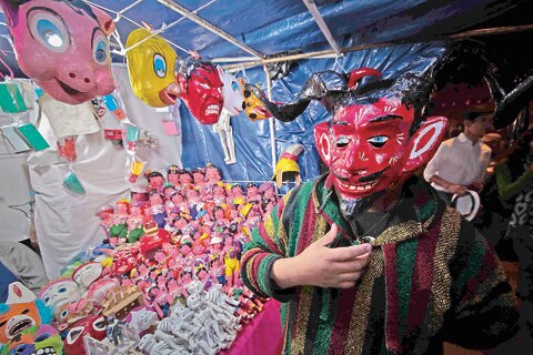 Celebran la muerte con diversión en el Jardín Guerrero