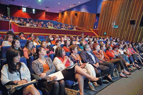Debaten sobre violencia vs mujeres