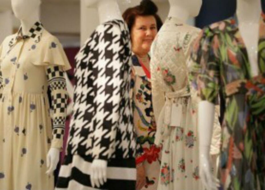 Suzy Menkes subasta su colorido armario