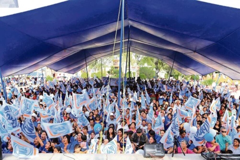 Un almuerzo de camisetas azules “muy bien puestas”