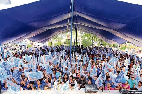 Un almuerzo de camisetas azules “muy bien puestas”