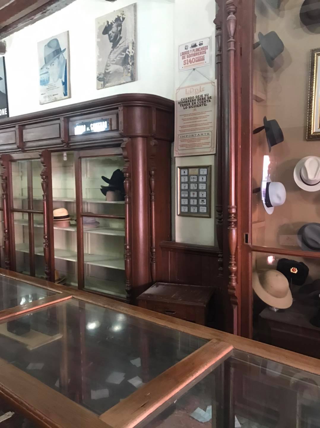 Roban la sombrerería La Popular; les vaciaron las vitrinas
