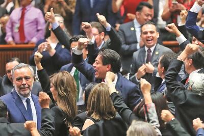 Festejan la aplanadora de Morena en Congreso