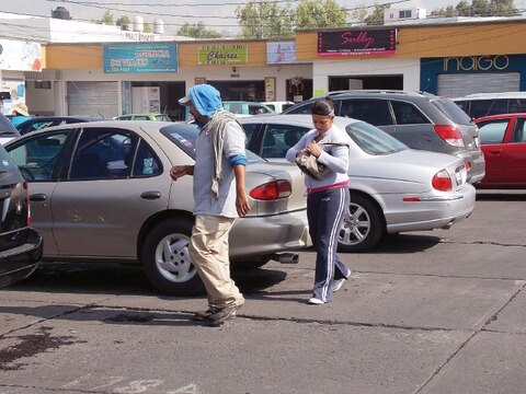 Mercado uniformará  a  los cuidacoches   