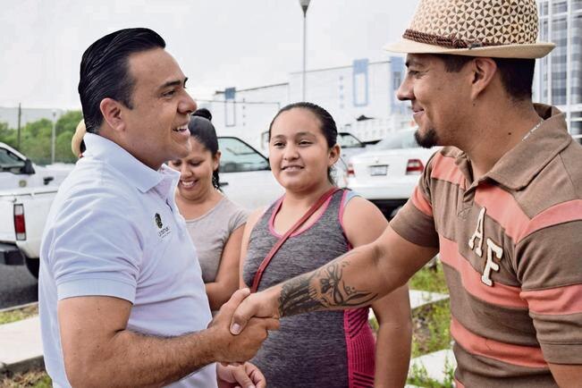 Luis Nava promete arreglar alumbrado