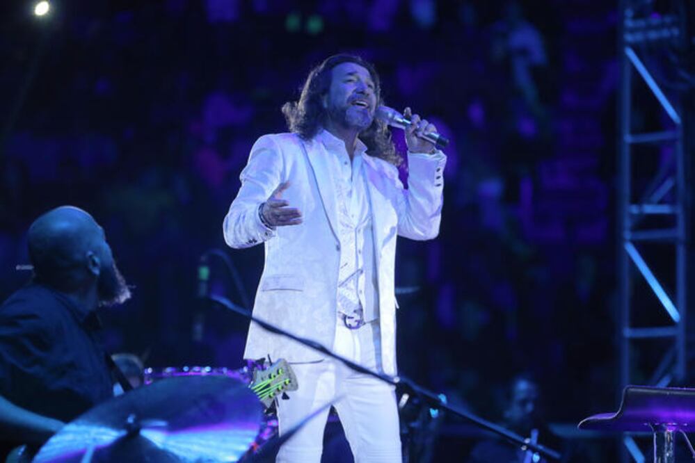 En su presentación ‘El Buki’ usó dos cambios de ropa; el primero blanco (GONZALO IBÁÑEZ. EL UNIVERSAL)