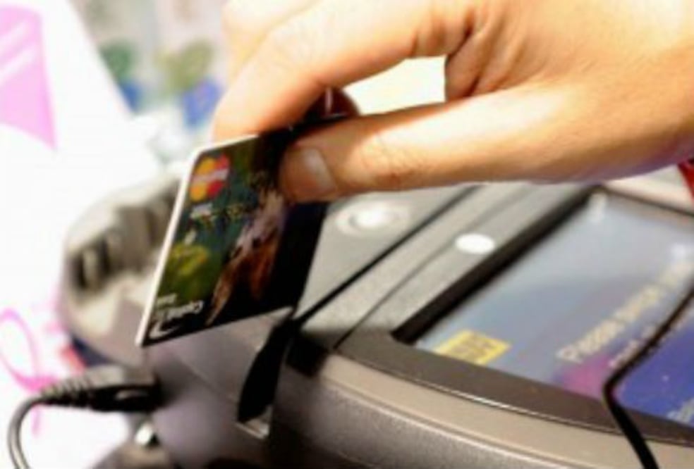 Presentan tarjeta de crédito para jóvenes