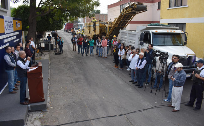 Marcos Aguilar Vega dio el banderazo para la mejora de nueve calles que equivalen a 6.5 kilómetros. Prevén terminar el 13 de diciembre. (ESPECIAL)