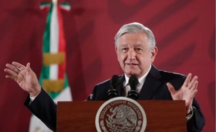 AMLO bromea: “yo tengo el iPhone 21”