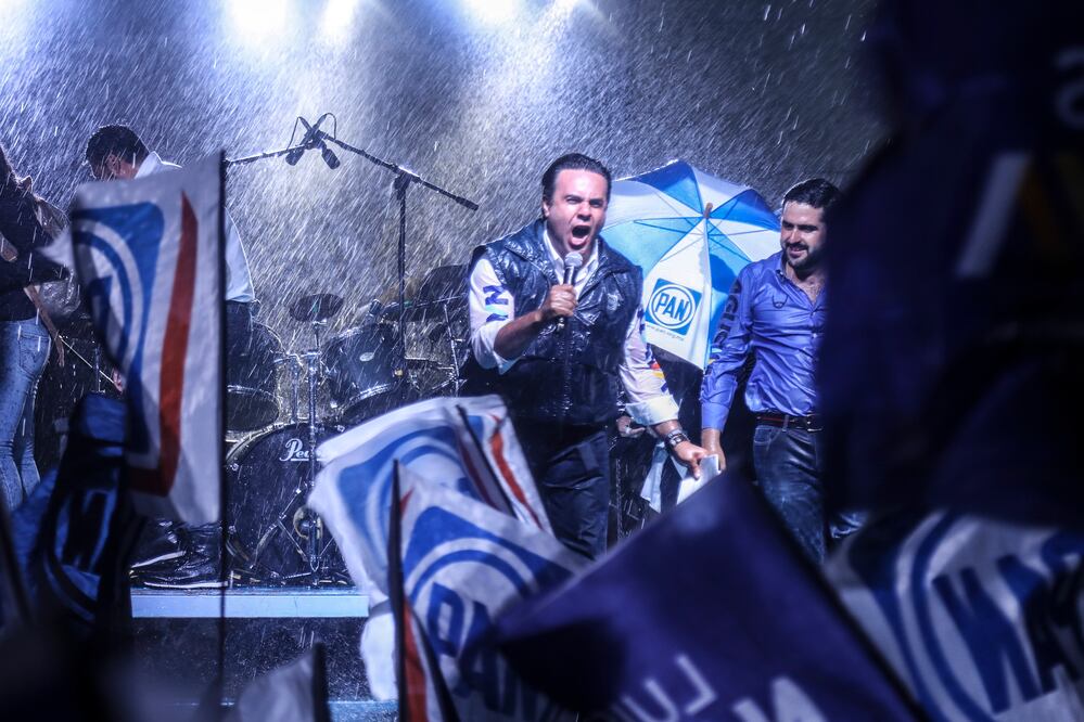 Ante cientos de personas y en medio de un torrencial aguacero, Luis Nava participó en el cierre de campaña de Agustín Dorantes en San José el Alto / Foto: Especial