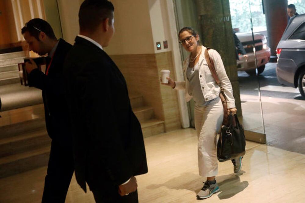 La ministra de Relaciones Exteriores de Canadá, Chrystia Freeland, llegó al hotel con zapatos deportivos (ÉDGARD GARRIDO.REUTERS)