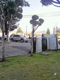 Reportan 2 volcaduras en calles de la capital